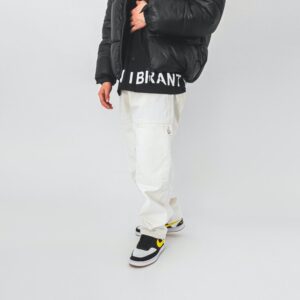 Mann trägt schwarz-weiße Air Jordan 1