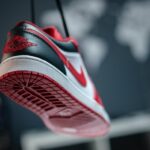 Hängender Nike Air Jordan 1 Schuh, Ansicht von hinten