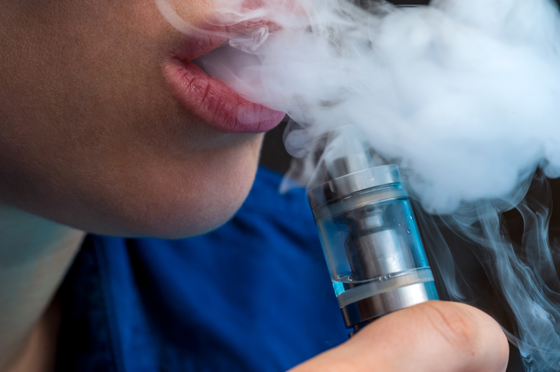 Person nutzt Vape im Nahaufnahme-Moment