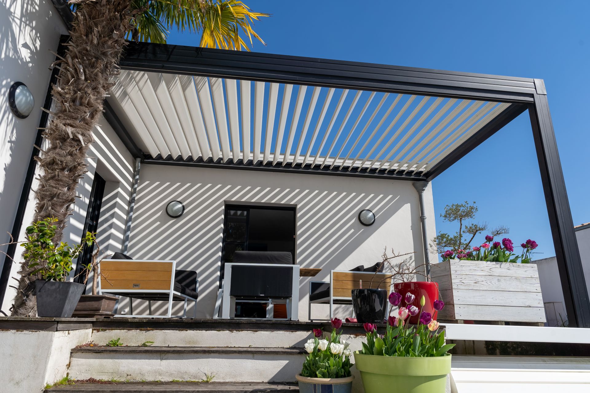 Moderne Terrassenueberdachung aus Aluminium an einem Einfamilienhaus mit klarer Linienfuehrung in Koeln