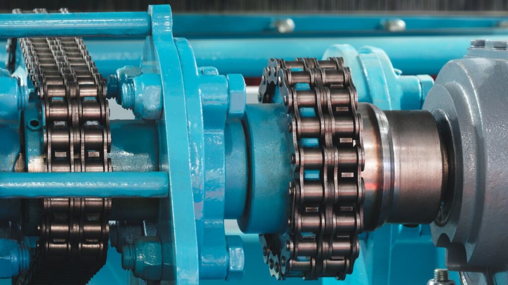 Mechanischer Antrieb mit Metallkette und Welle aus Drehteilen zur Kraftuebertragung im Maschinenbau